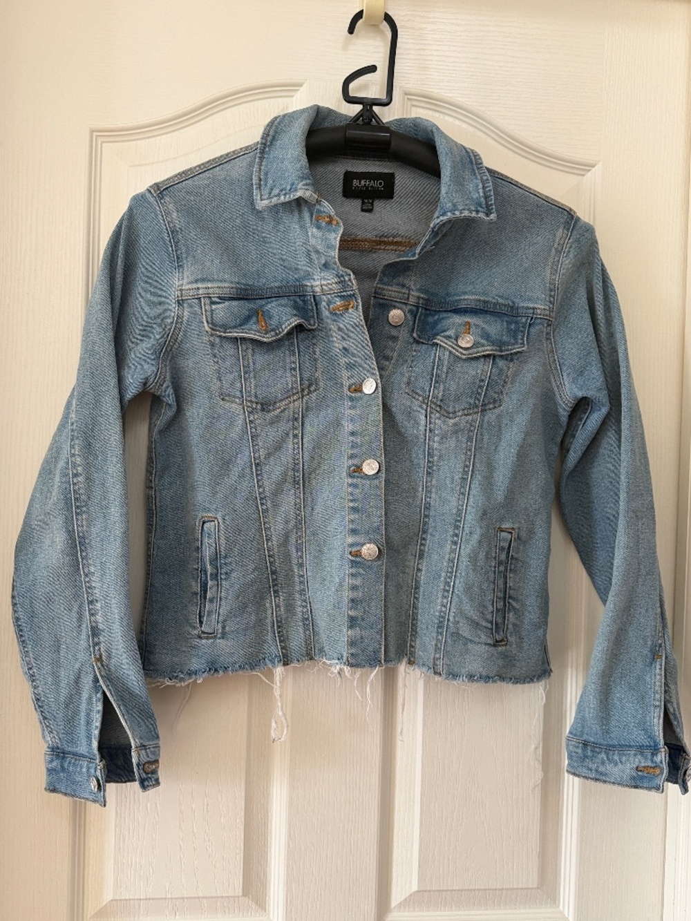 SPRING LAYER ✨ DENIM JACKET LIGHT WASH • TRENDING 🔥 PRICED TO SELL 🔥